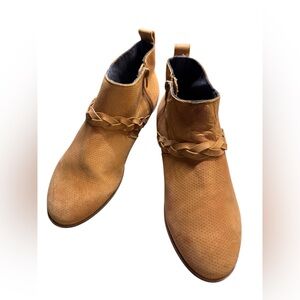 OluKai Mālua Hulu Women’s leather ankle booties braided detail side zipper EUC